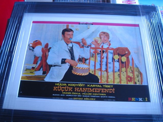 Hülya Koçyiğit - Kartal Tibet- Küçük Hanımefendi Film Lobi Kartı - Çerçeveli