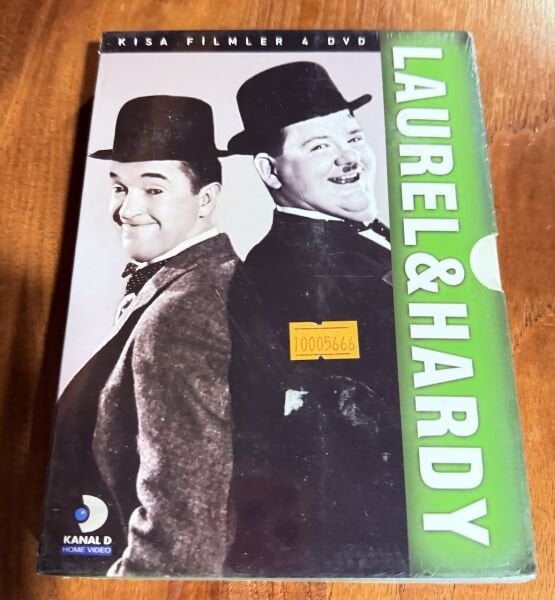LAUREL AND HARDY KISA FİLMLER DVD SET - 4 DVD