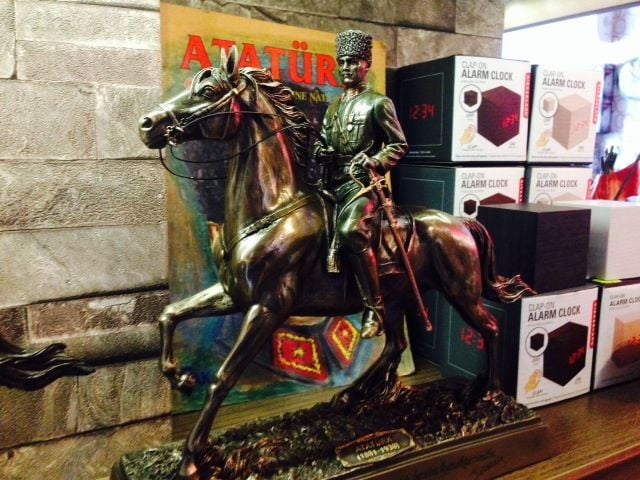 At Üstünde Bronz Atatürk Biblosu